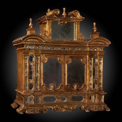 Précieux cabinet ouvrant à 2 portes en bois sculpté et doré, enrichi de miroirs à parecloses, Italie, fin XVIIème (hauteur 71 cm, largeur 69 cm, profondeur 18 cm)
